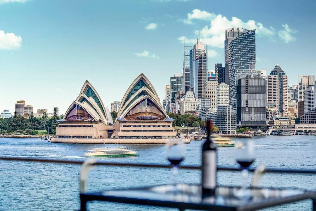Iconic Harbour Views Apartment Sydney