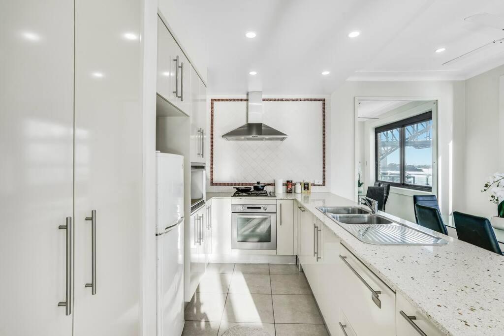 Iconic Harbour Views Apartment Sydney